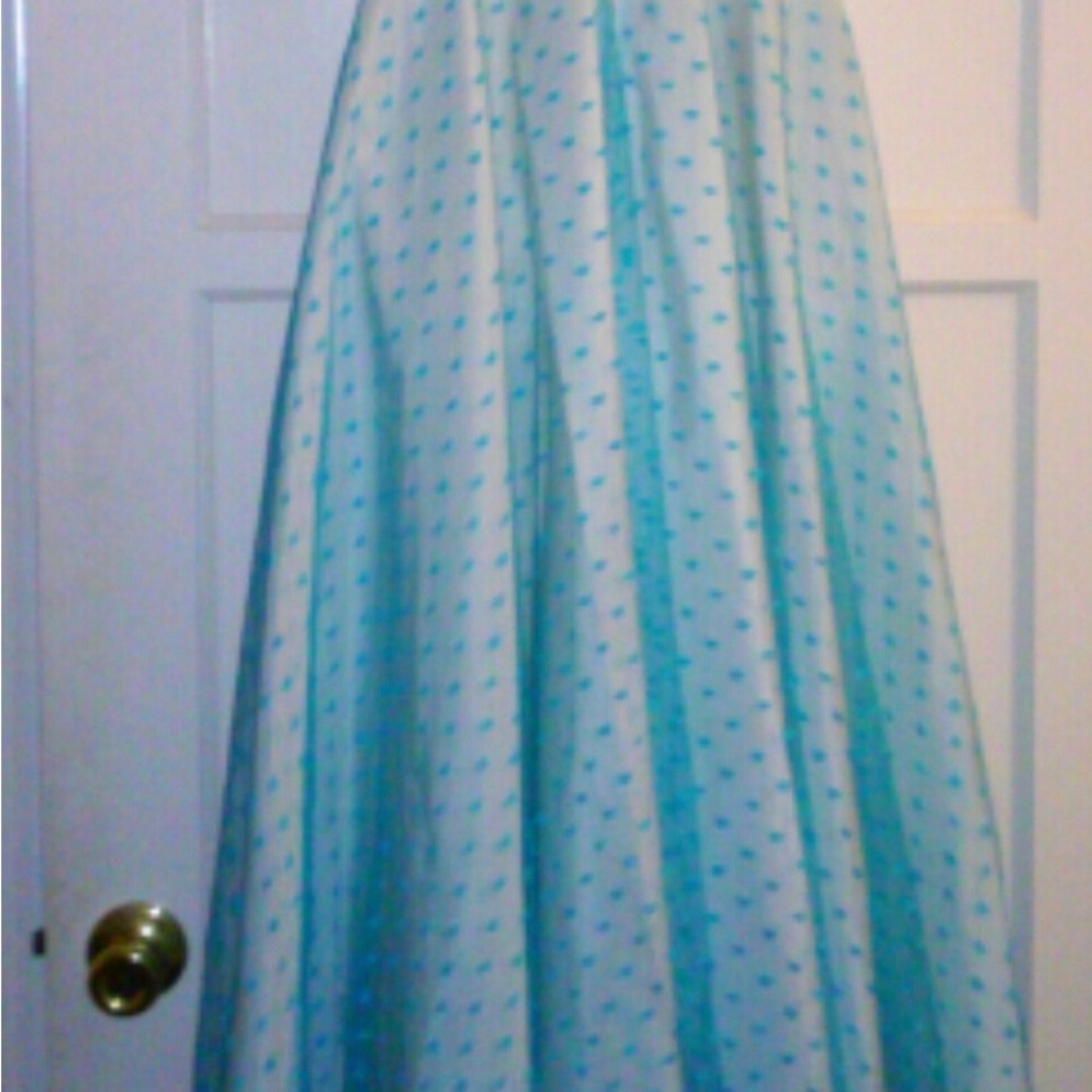 Vintage Blue strapless gown with fully lined fabric and flowing hem - Picture 6 of 8